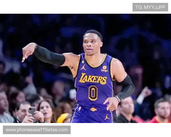 威斯布鲁克改变持球节奏主导快攻，提升湖人转换效率