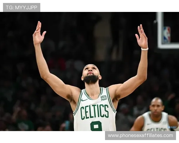 德里克怀特利用顶级补防与空间牵制显著提升绿军阵地战攻防效率